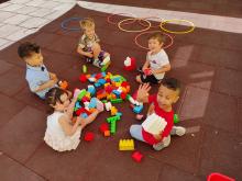 Los niños y niñas de 3 años jugando en el patio